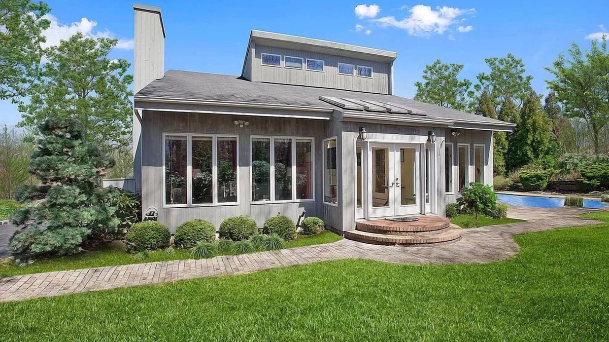 Flanders House | 2-Acre Modern Estate in Southampton. Beach, winery, farm, pool, and hot tub