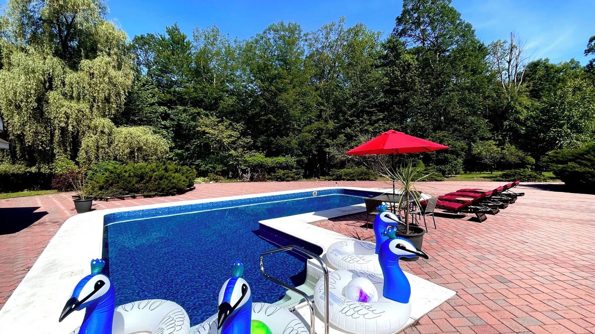 East Stroudsburg House | ☀️ 2 ACRE POCONO HOUSE WITH PRIVATE POOL TENNIS COURT HUGE BACKYARD PATIO ☀️