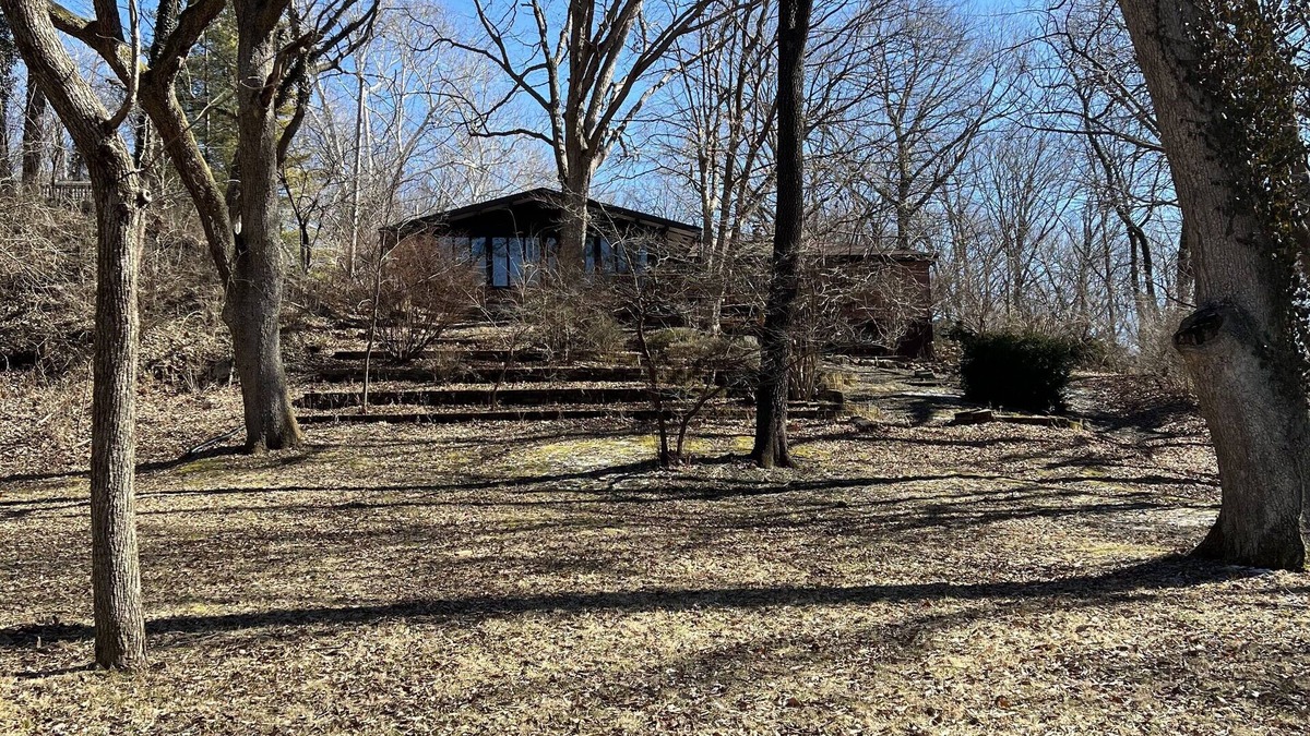 Fairview Heights House | 2 acre Woodland Retreat - 15 mins from Downtown St. Louis