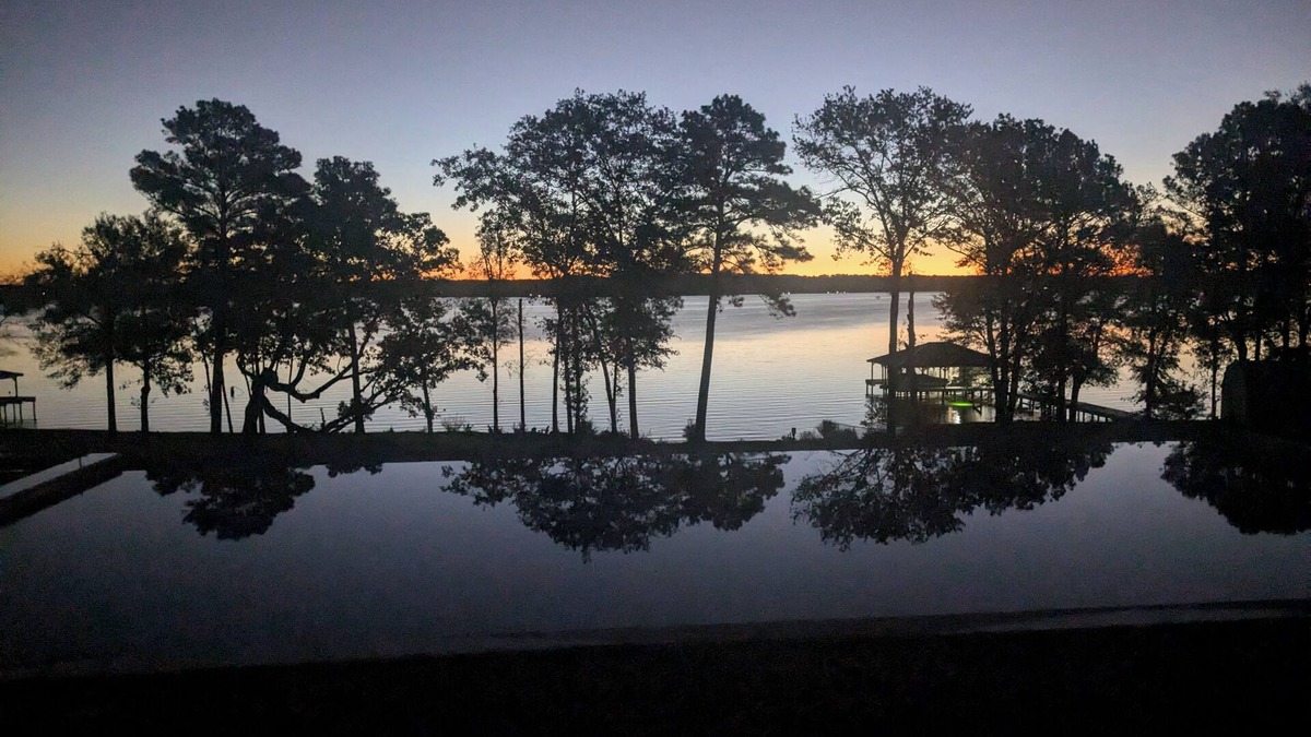 Chandler House | 2 acres of luxury on Lake Palestine