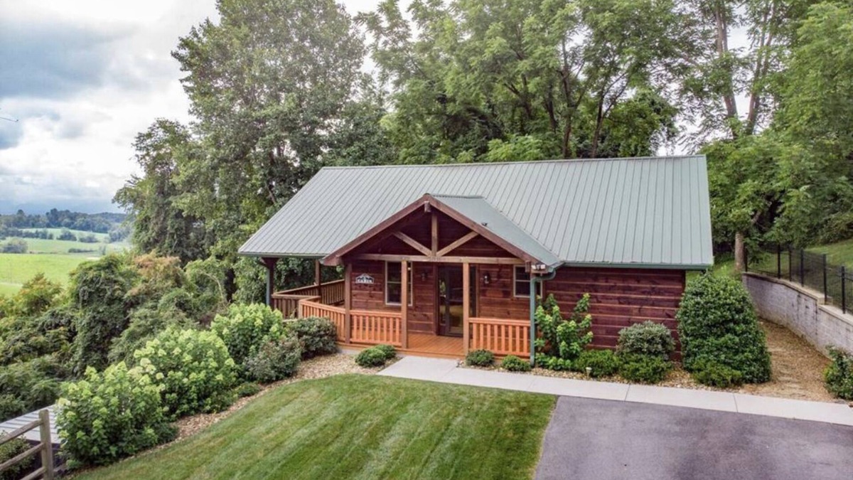 Emory Cabin | 2 Acres of pure paradise with amazing Mountain View’s! Minutes from Emory&Henry