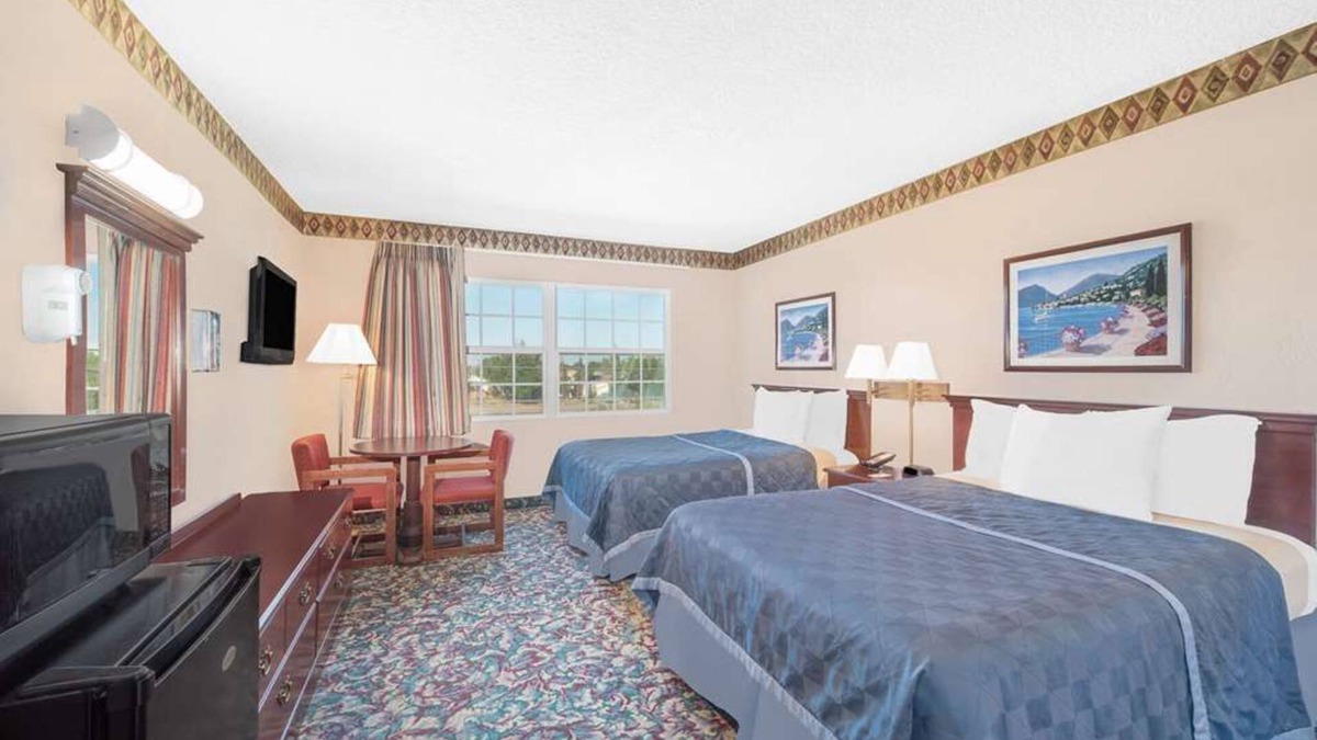 Pecos Hotel | 2 Affordable Accommodations in Pecos! A mile away from Memory Lane Car Museum!