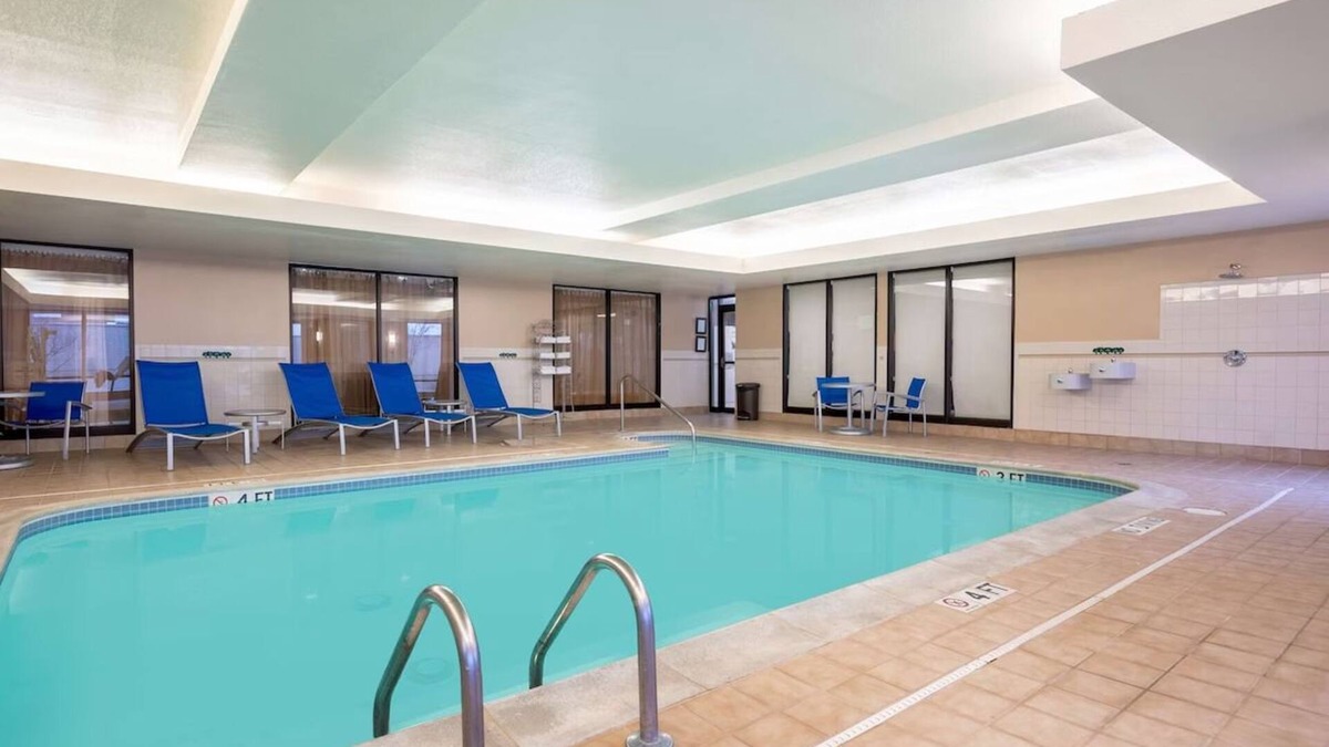 Novi Hotel | 2 Affordable Rooms, Convenient Location, Swimming Pool and Pet-Friendly