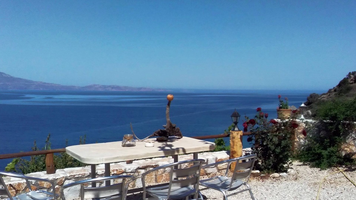 Kolymbari House | 2 apartments - waterfront - private place to swim - divided terraces