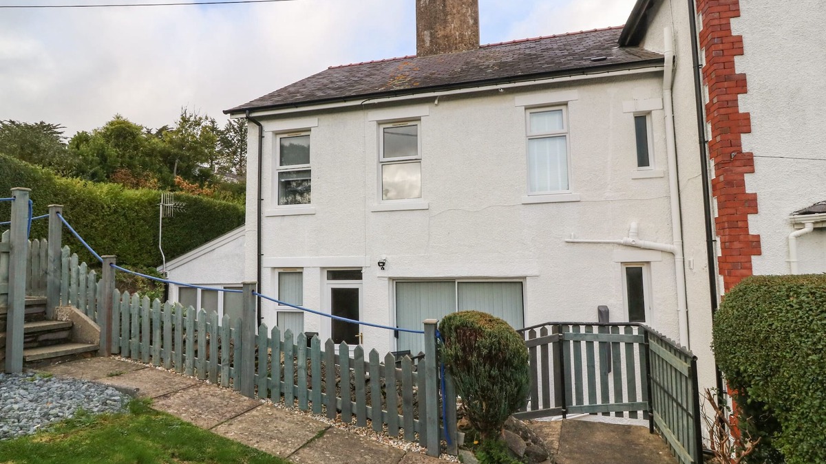 Llanbedrog Cottage | 2 ARGOED, pet friendly, country holiday cottage in Llanbedrog