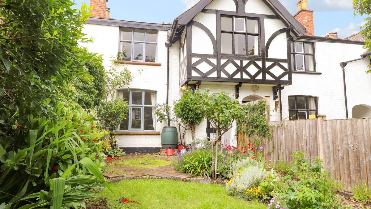 Hoole Cottage | 2 ASHBY PLACE, pet friendly, character holiday cottage in Chester