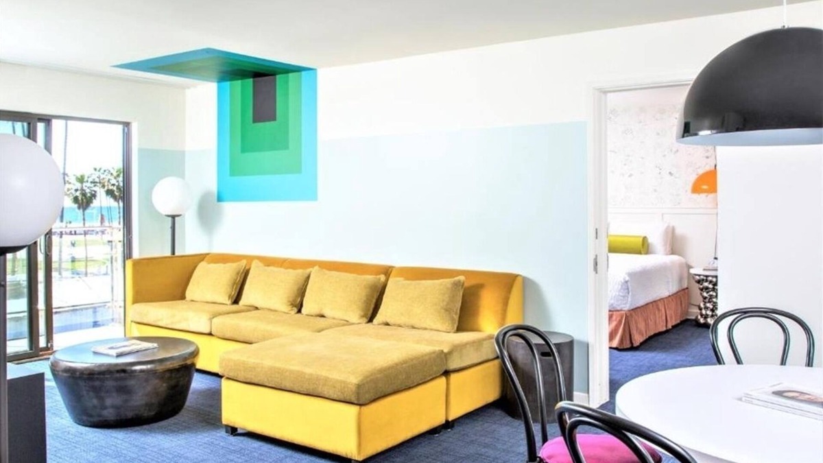 Venice Hotel | 2 Balcony Rooms w/City Views | Rooftop | Free Breakfast | Venice Fun