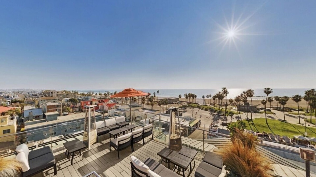 Venice Hotel | 2 Balcony Rooms w/City View | Rooftop | Beach Vibe | Free Breakfast Daily