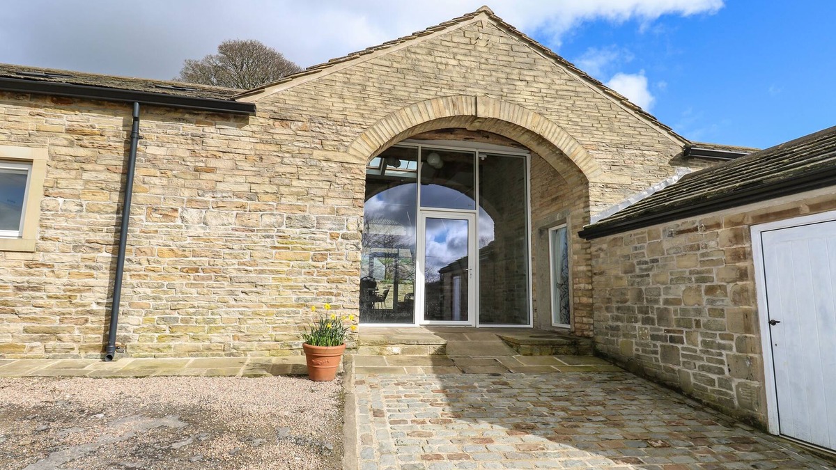 Rastrick Cottage | 2 BARN COTTAGES, family friendly, with a garden in Norwood Green