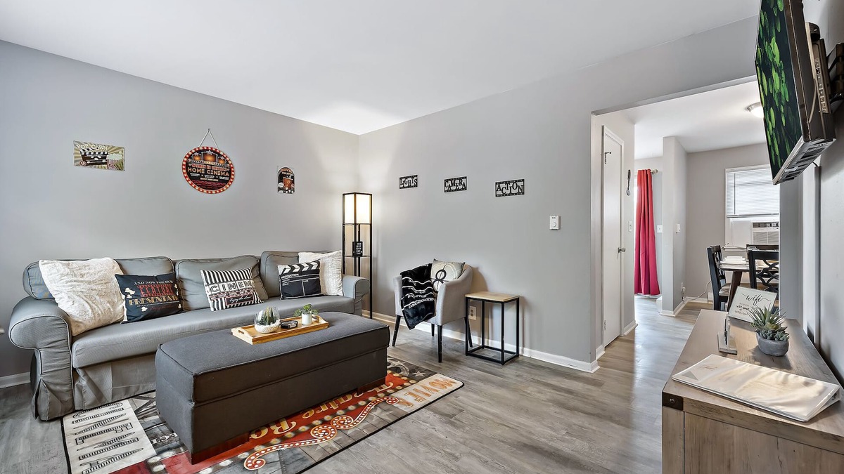 Yorkville House | 2 bd 1.5 bath/WI-FI/Sleeps6/Near waterpk/Yorkville