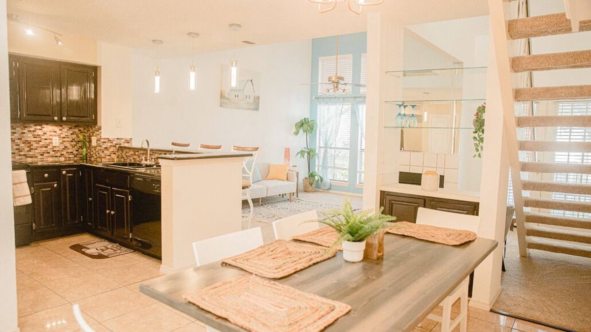 Irving Condo | 2 bd/1 b condo &fireplace. 10 min to DFW airport