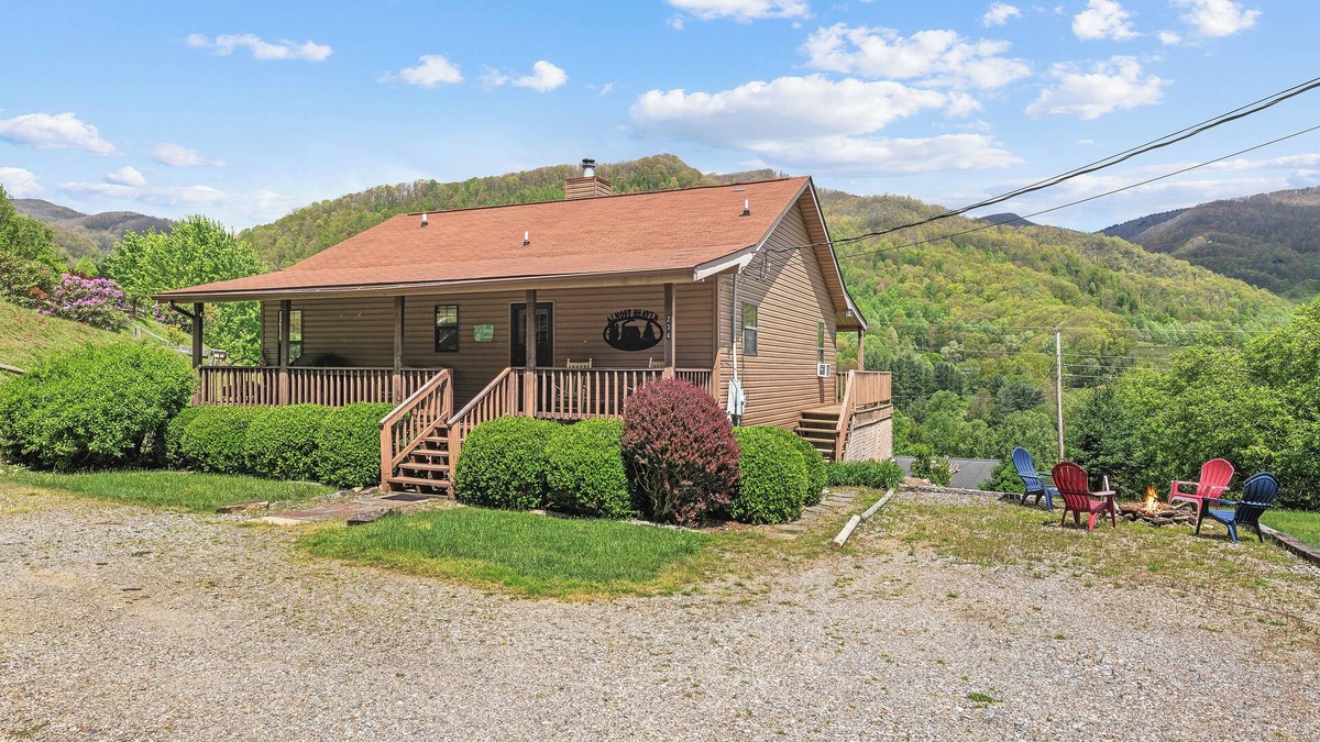 Maggie Valley Cabin | 2 BD 2 BA Cozy, Single LV Cabin, Views, Covered Porch