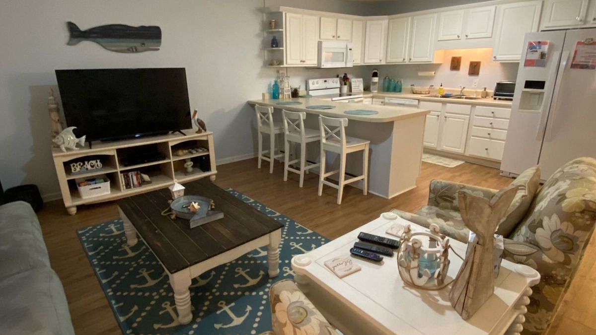 Long Beach Apartment | 2 Bd 2 Ba Spacious Condo - close to beach and shopping!