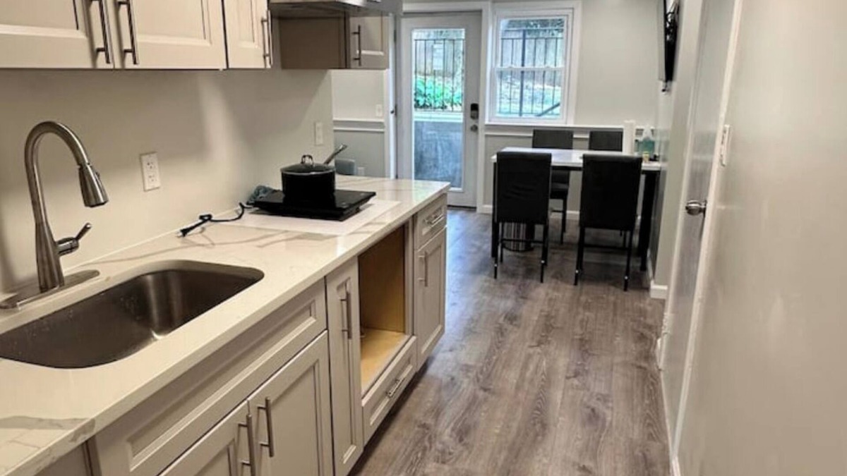 Thomaston House | 2 Bd 2 Ba Unit laundry &kitchen