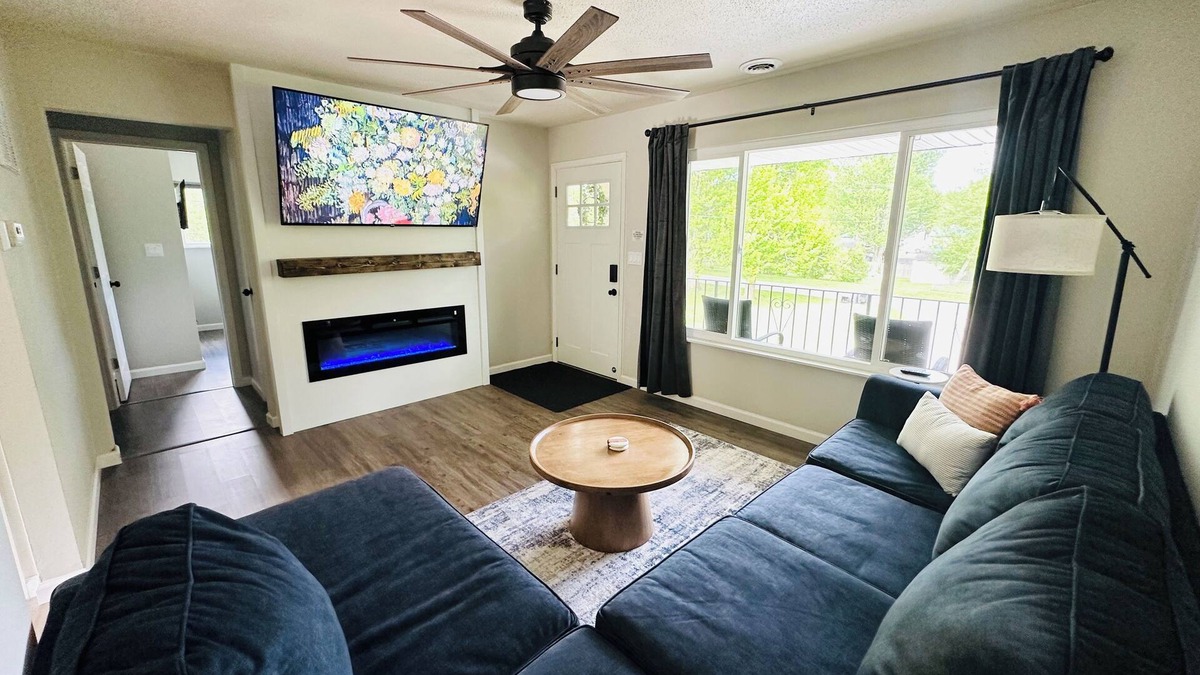 Yale Apartment | 2 BD APT King Bed Washer & Dryer Fireplace Cable Internet