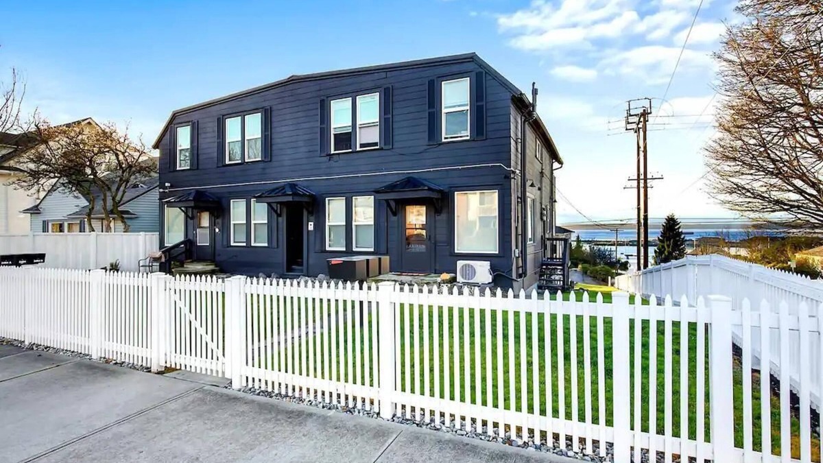 Everett Apartment | 2 BD in historic N Everett w/AC!