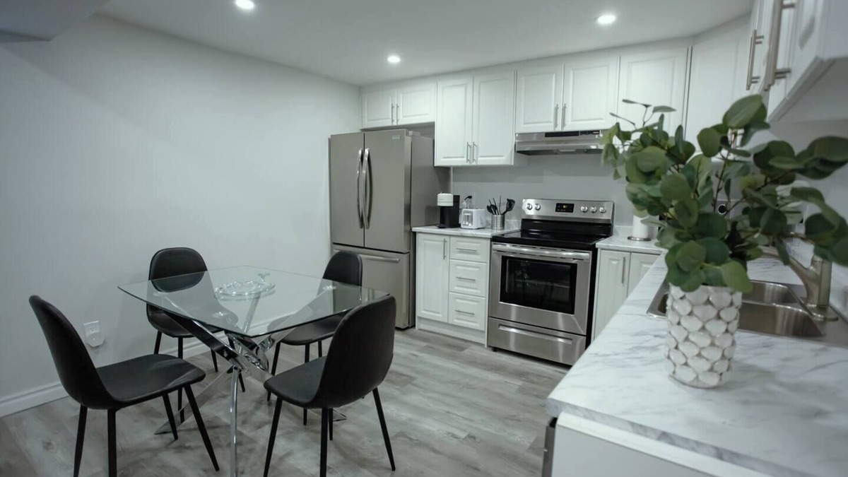 Toronto Apartment | 2 Bd Retreat Near Airport