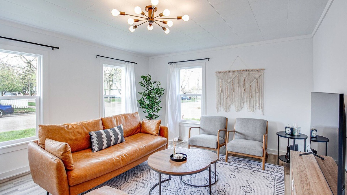 Three Oaks Apartment | 2 BD steps to downtown, 1 block to journeyman & the acorn