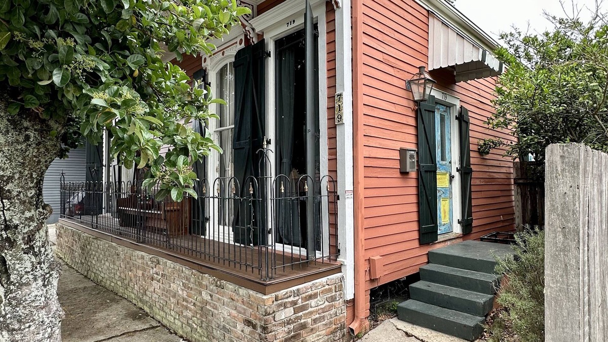 West Riverside Apartment | 2 BD Uptown off Magazine St w pool & patio