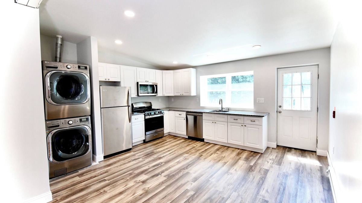 Roxborough-Manayunk Apartment | 2 Bdrm Apt w King Size Bed, 3 Work Desk, & More in welcoming Philadelphia!