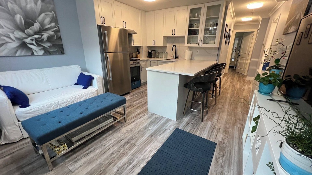 Hastings House | 2 Bdrm Contemporary City Oasis Near PNE
