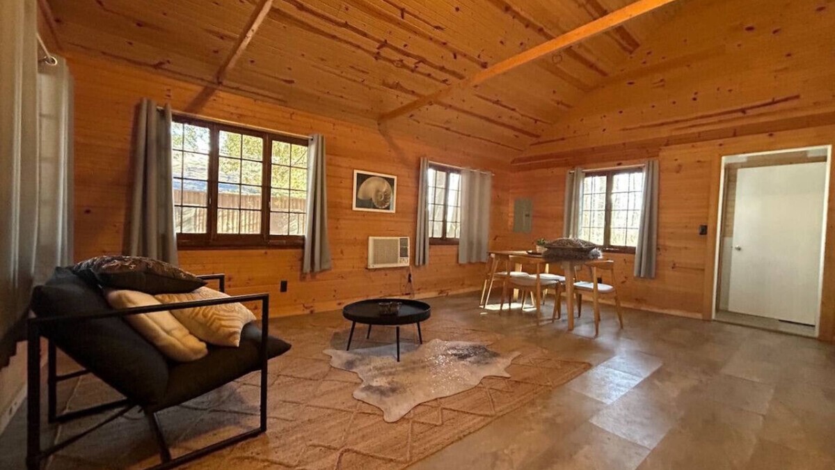 Applegate Cabin | 2 bdrm, hot tub, walk to beach