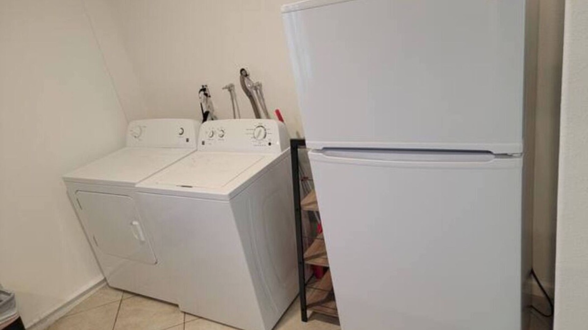 Lancaster House | 2 Bdrm inc Full Kitchen/Bath/Laundry/Living Room