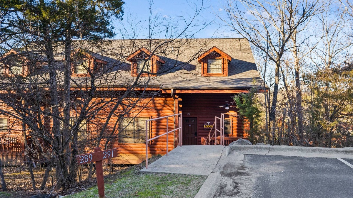 Branson Theater District Cabin | 2 BDRM + Loft Cabin, Near HWY 76 Shows & Shopping! Ticket and Golf Discounts!