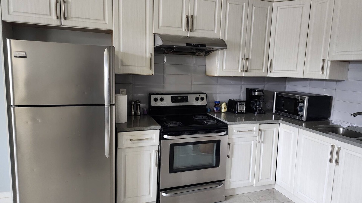 Surrey House | 2 bdrm Private entrance Ground floor Spacious Suite with free parking & wi-fi