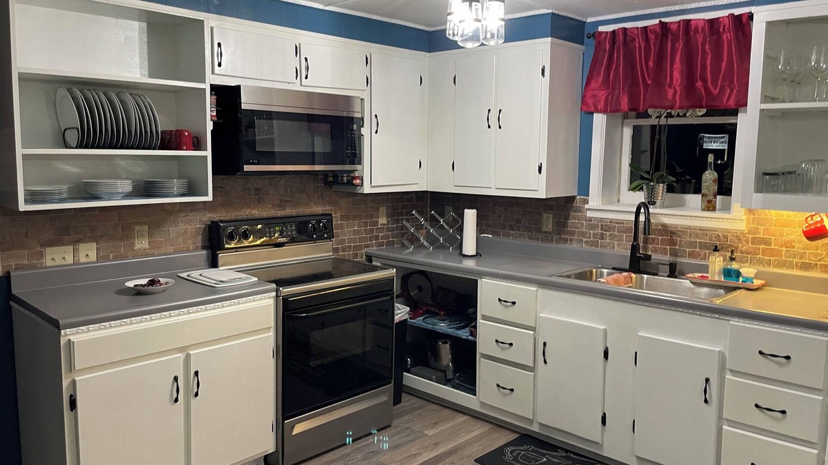 Dice Apartment | 2 bdrm, sleeps 7 apartment. Pet friendly. Pool onsite. Outdoor grill. Hazard, KY