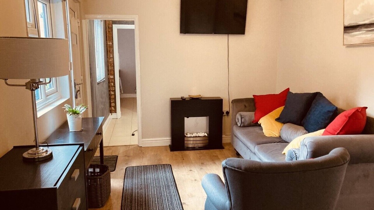 Kidderminster House | 2 Beautiful Apartments in One House with Terrace