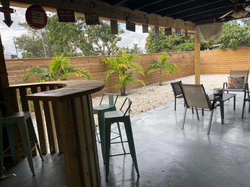 Greenacres House | “2-Bed- 1.5 Bath with outdoor bar