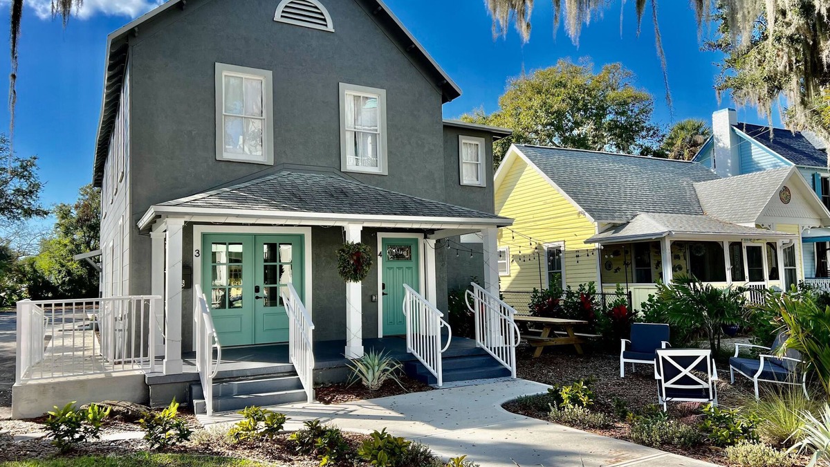 Historic District Apartment | 2 bed, 1 bath, 2nd floor apartment in the heart of downtown, historic New Smyrna Beach.