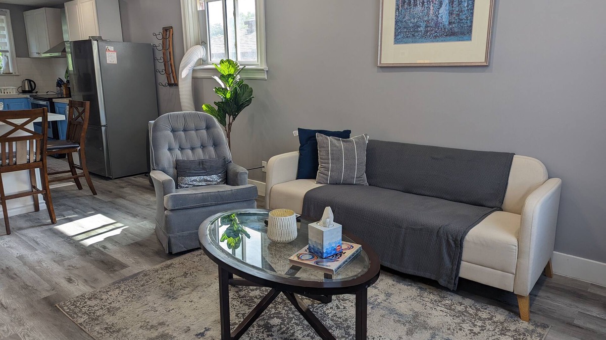 London House | 2 bed 1 bath entire bungalow upper level. London south