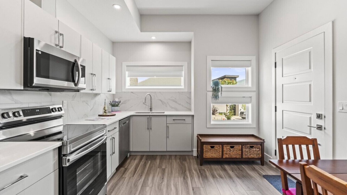 Foothills Apartment | 2 bed, 1 bath on Silver Star Mountain