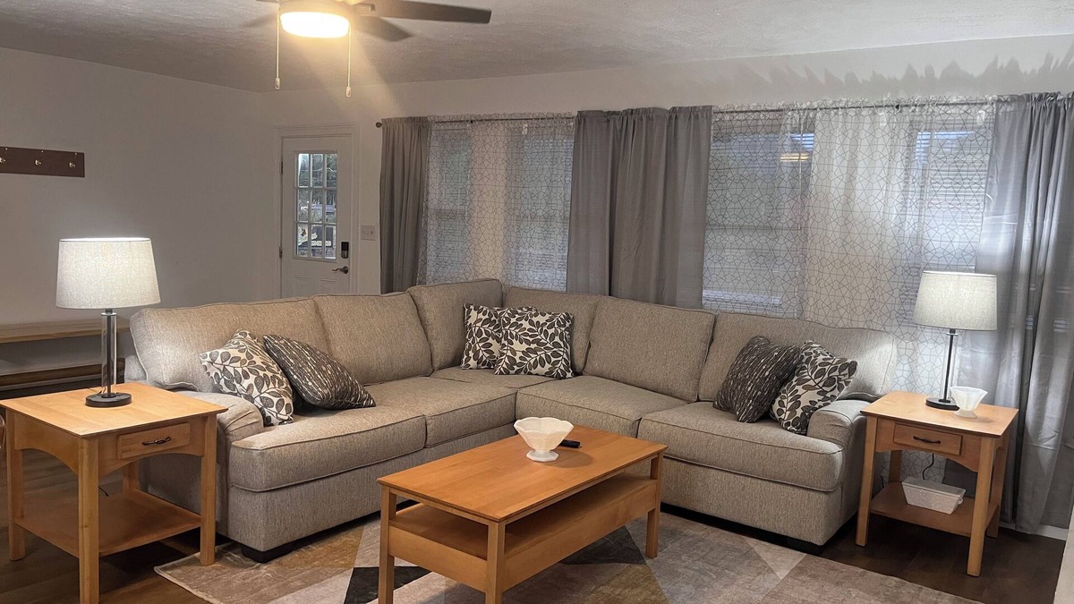 Mount Gay Apartment | 2 bed 1 bath. sleeps 6 in Logan. Located near HMTS access points, dining, shops