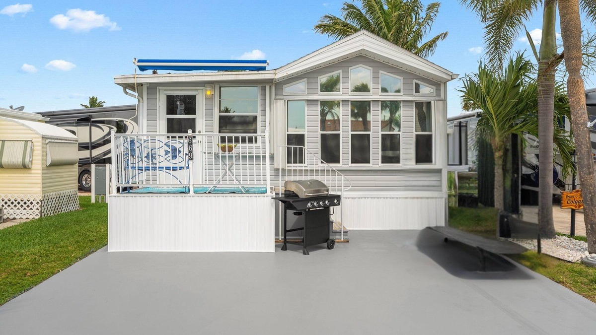 Nettles Island House | 2 bed, 2 ba coastal-decorated beach house on Nettles Island