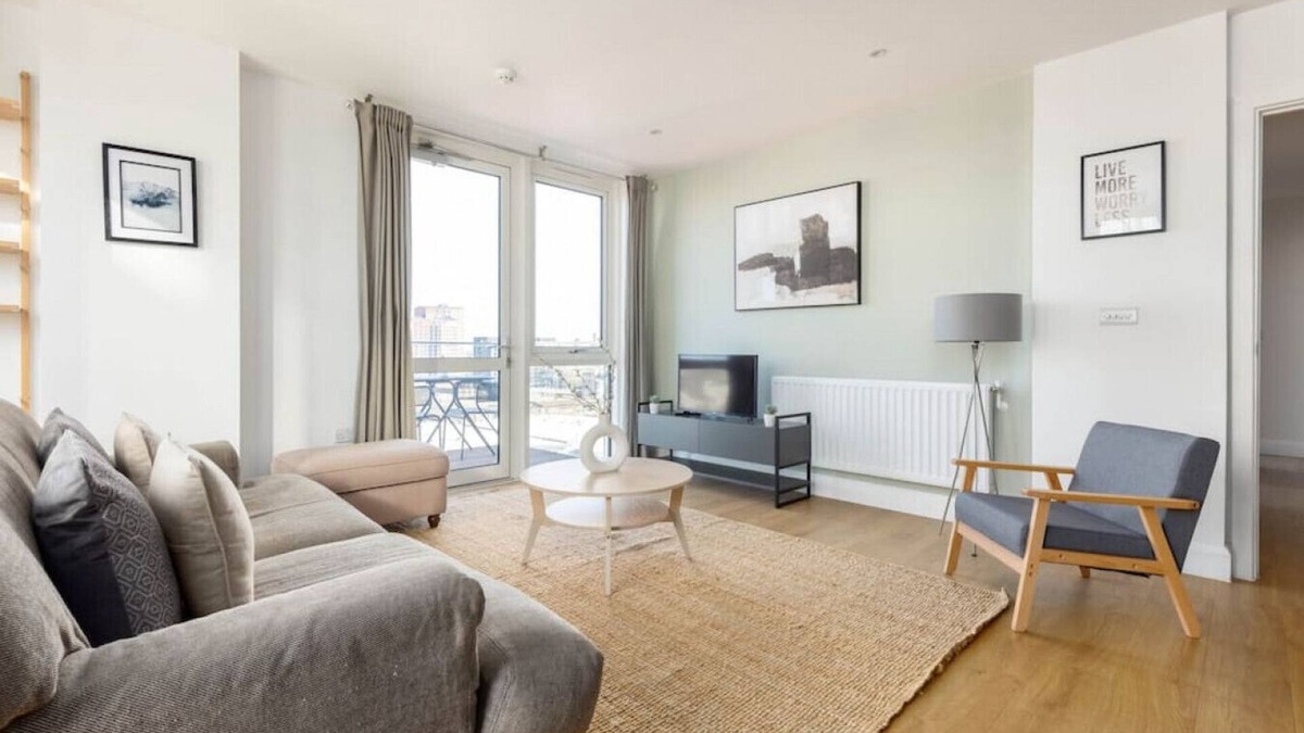 Bromley South Apartment | 2 Bed, 2 Bath Apartment in Bow