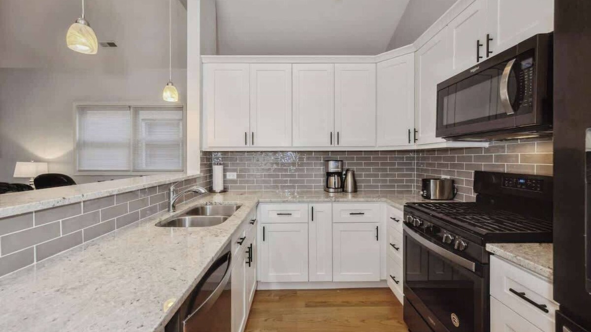 Near West Side Apartment | 2-Bed 2-Bath Apt | close to UC w/Free Parking