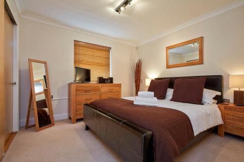 Greenham Apartment | 2 bed 2 bath at Jago Crt in Newbury - FREE parking with no height restrictions