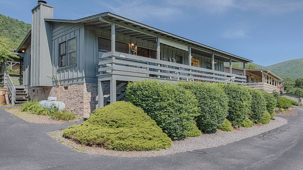 Stoney Ridge Cottage | 2 Bed 2 Bath Close to Town & Skiing, Spectacular Views, Paved Access, WIFI