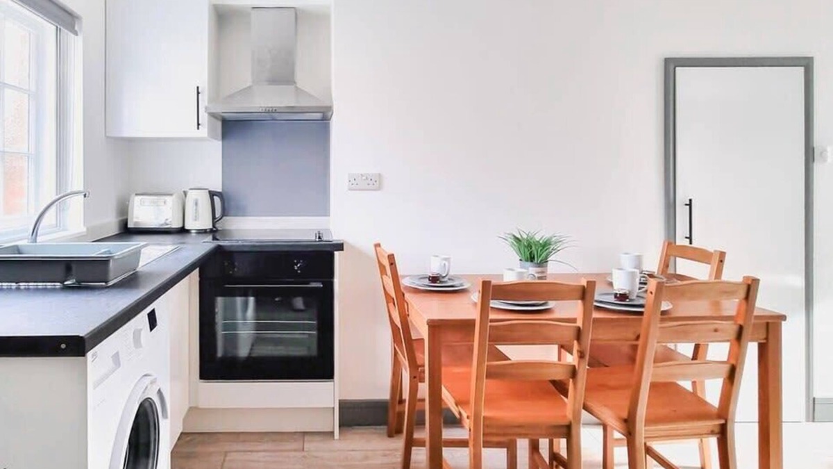 Theale House | 2 Bed, 2 Bath, Free Parking, 10 Mins To Madejski