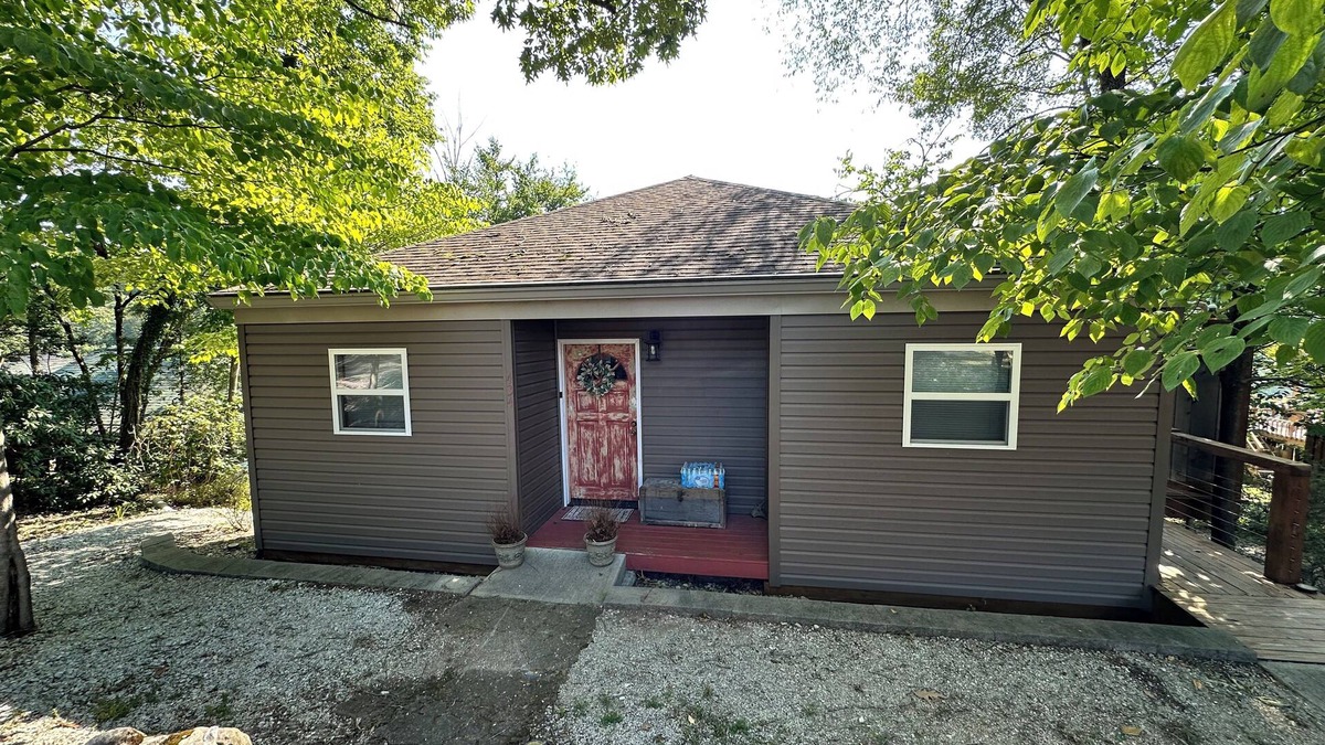 Caryville Cabin | 2 bed 2 bath lakefront cabin on beautiful Norris Lake