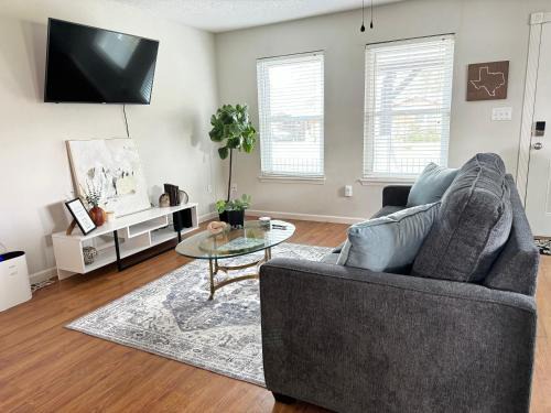 Spring House | 2 bed 2 bath Modern Farmhouse in Old Town Spring