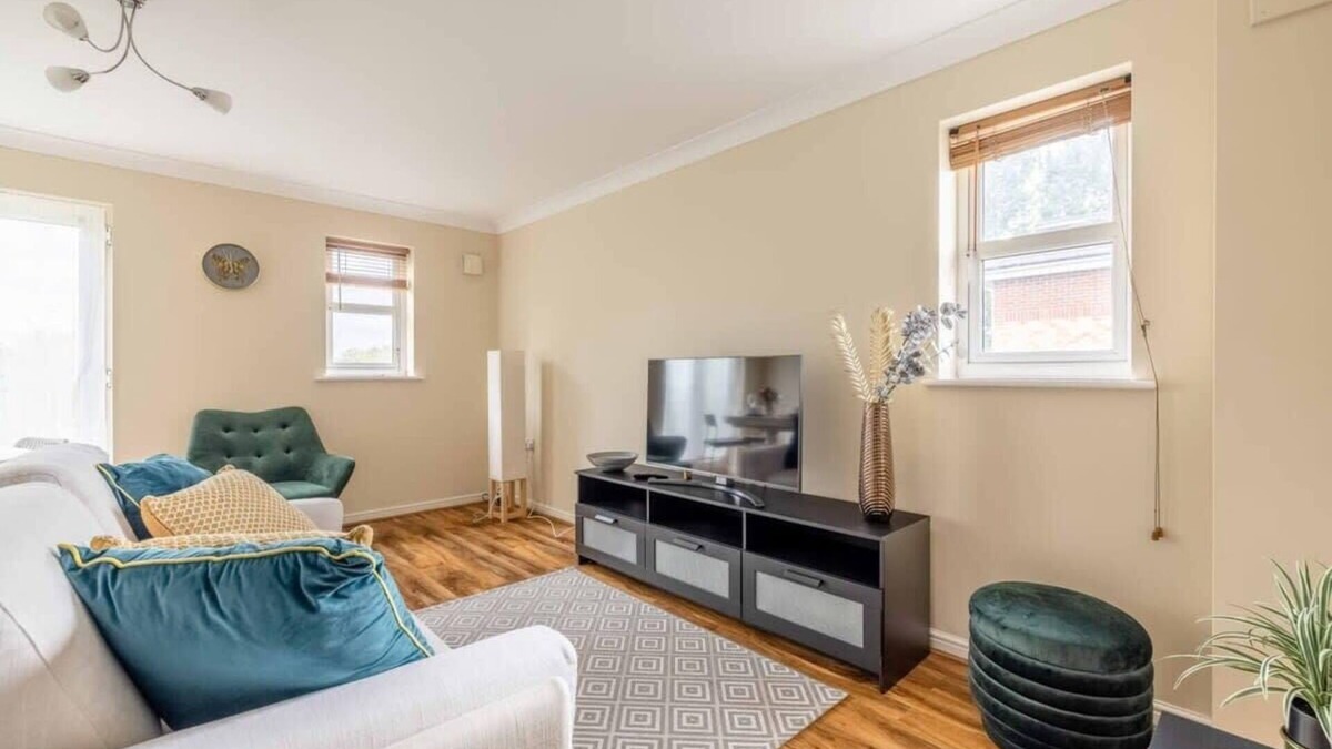 George Green Condo | 2 BED 2 BATH & PARKING - PINEWOOD/WEXHAM HOSPITAL