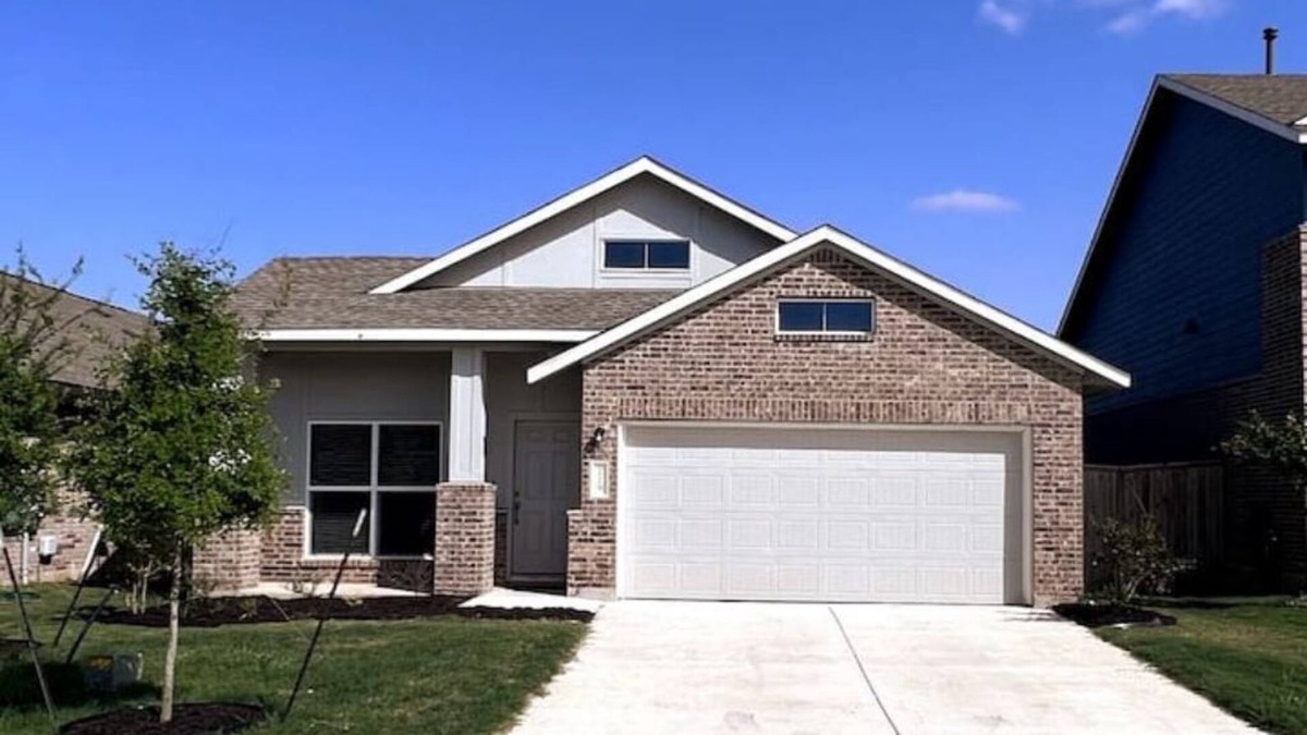 Bastrop House | 2 Bed 2 Bath, Pet Friendly 4 minutes to food/shops