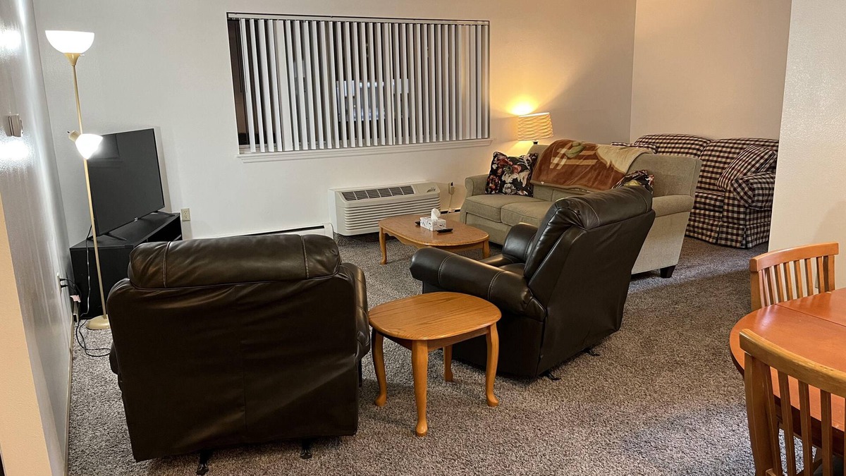 Cedar Rapids - Iowa City House | 2 bed 2 bath Spacious Apartment Downtown CR
