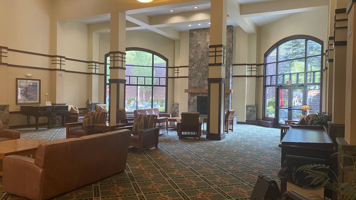 Hunter Condo | 2 bed/2 bath w/sauna, steam room, hot tub, heated pool, exercise and game rooms!