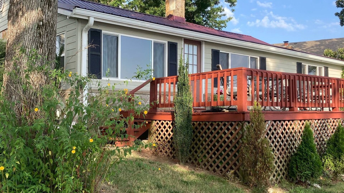 Grove House | 2 bed 2 bath water front lake home