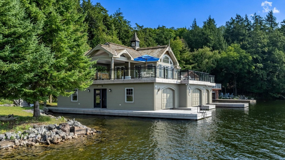 Port Carling Cottage | 2 bed 3 bath boathouse plus bunkie on a beautiful Lake Rosseau frontage!